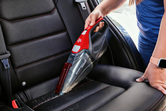 Kabelloser Mini Auto Staubsauger entfernt Schmutz und Krümel in Sekunden aus dem Autositz
